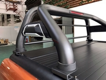 Крышка рольставни с черной дугой ROLLER LID на Toyota Hilux Revo (2015-2019)