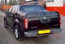 Крышка Grandbox для пикапа Nissan Navara с задними фонарями, цвет черный (GNO)